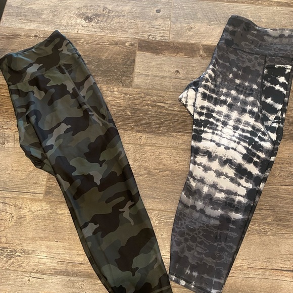 Two pairs of Old Navy Active wear leggings 3X - Picture 2 of 2